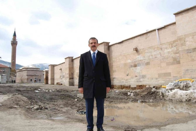 Karamanoğlu Mehmet Bey’in Yaptırdığı 800 Yıllık Cami Halen Ayakta