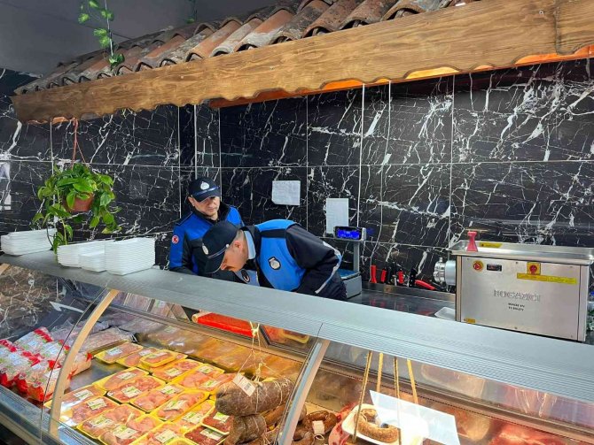 Altınova’da Et Ve Tavuk Reyonlarına Denetim