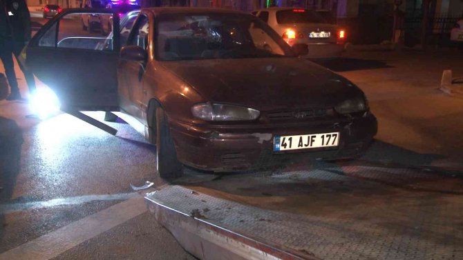 Park Halindeki Arabalarını Çekmelerini İstediler, Satırlı Saldırıya Uğradılar