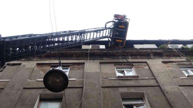 Beyoğlu’nda Çatı Yangını Paniğe Neden Oldu