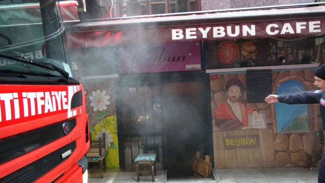 Beyoğlu’nda Çatı Yangını Paniğe Neden Oldu