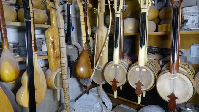 35 Yıl Önce Dinlediği Türküden Etkilendi, "Kabak Kemane" Ustası Oldu