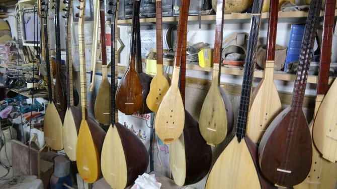 35 Yıl Önce Dinlediği Türküden Etkilendi, "Kabak Kemane" Ustası Oldu