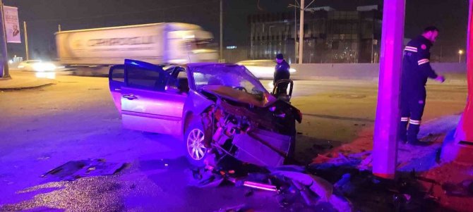 Fabrikanın Duvarına Çarpan Otomobilin Sürücüsü Ağır Yaralandı