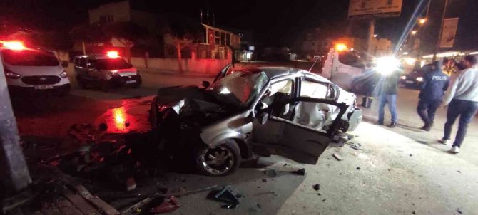 Fabrikanın Duvarına Çarpan Otomobilin Sürücüsü Ağır Yaralandı