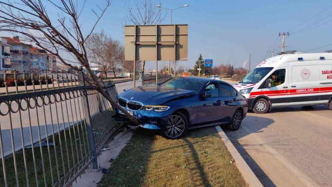Fenalaşan Sürücü Ağaca Çarptı