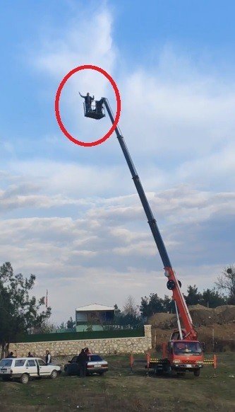 Alkollü Maganda Vincin Tepesine Çıkıp Alkış İstedi