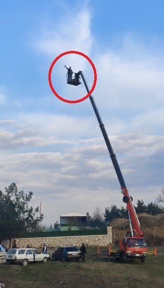 Alkollü Maganda Vincin Tepesine Çıkıp Alkış İstedi