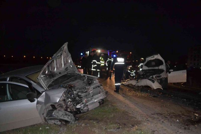 Çorlu’da İki Otomobil Kafa Kafaya Çarpıştı: 1 Ölü, 3 Yaralı