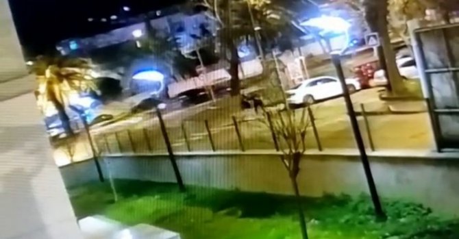 Fatih’te Dehşet Anları Kamerada: Yolda Yürüyen Şahıs Bıçakla Gasp Edildi