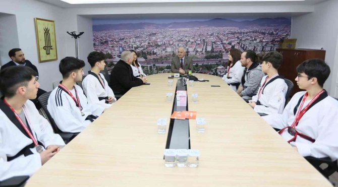 Başarılı Sporcular Ödüllendirildi