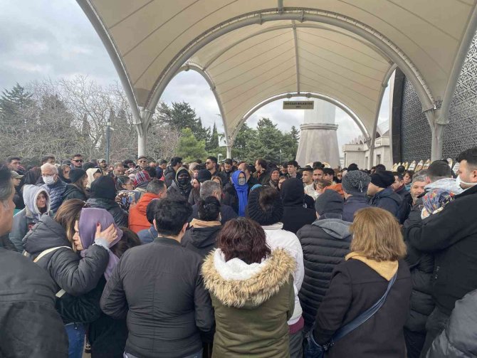 Genç Oyuncu Berat Efe Parlar’ın Annesi Son Yolculuğuna Uğurlandı