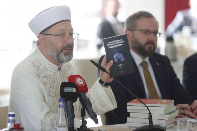 Diyanet İ̇şleri Başkanı Erbaş, İ̇sveç’te Kur’an-ı Kerim Yakılmasını 120 Ülkede Mahkemeye Taşıyacaklarını Açıkladı