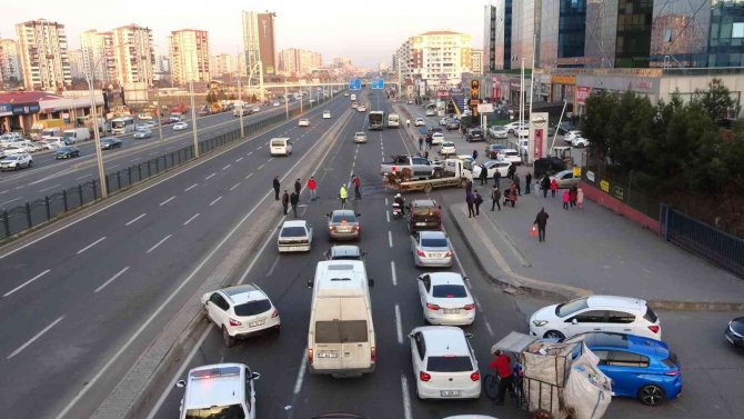 Diyarbakır’da 3 Aracın Karıştığı Kazada 4 Kişi Yaralandı