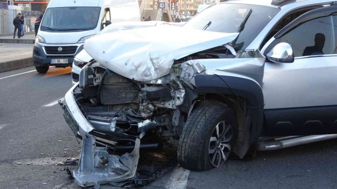 Diyarbakır’da 3 Aracın Karıştığı Kazada 4 Kişi Yaralandı