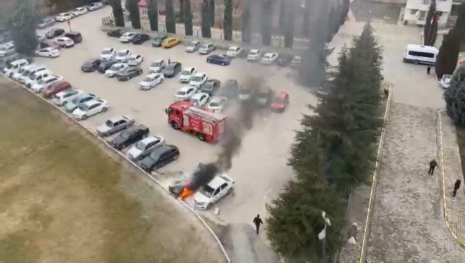 Park Halindeki Araç Alev Aldı