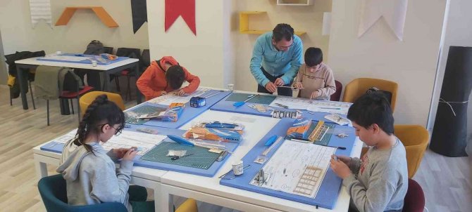 13 Şubat Gençlik Merkezi Eğitimlerini Sürdürüyor