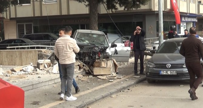 Kontrolden Çıkan Araç Bahçe Duvarını Yıktı: 4 Yaralı