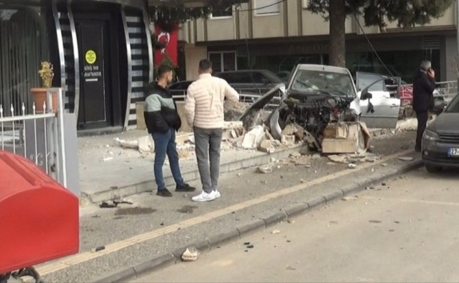Kontrolden Çıkan Araç Bahçe Duvarını Yıktı: 4 Yaralı