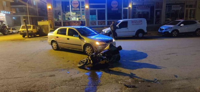 Otomobilin Çarptığı Motosikletli Kurye Yaralandı