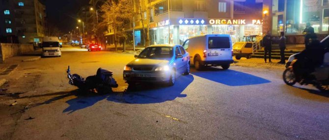 Otomobilin Çarptığı Motosikletli Kurye Yaralandı
