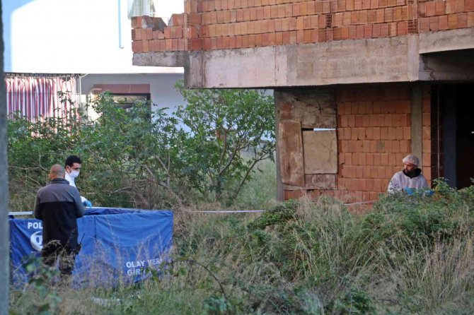 Çalılık Alanda Elinde Kuş Tüyü Bulunan Kadının Cesedi Bulundu