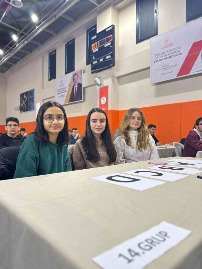 Gençler Bilgi Yarışmasında Ter Döktü