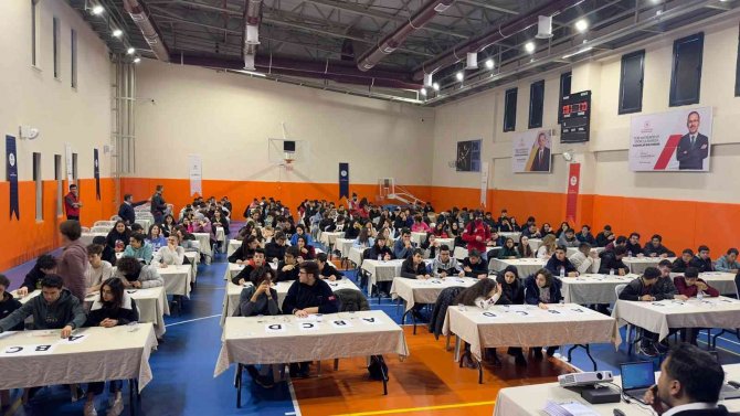 Gençler Bilgi Yarışmasında Ter Döktü