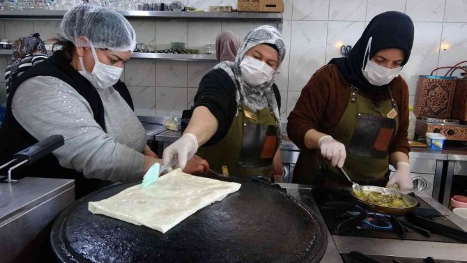 Yüksekova’da Organik Ürün Satışına Ve Yöresel Yemeklere Kadın Eli Değdi