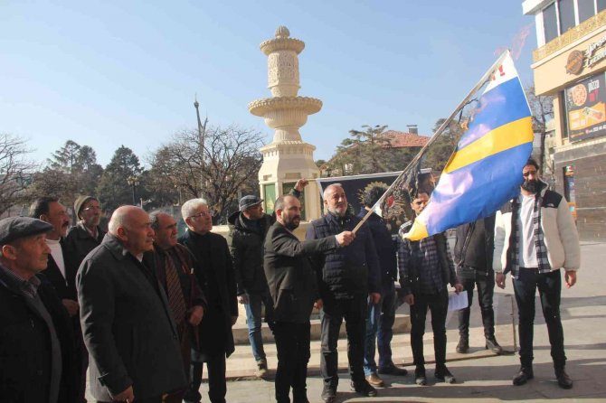 İ̇sveç’te Kur’an-ı Kerim’in Yakılmasını Erzincanlı Gençler İ̇sveç Bayrağını Yakarak Protesto Etti