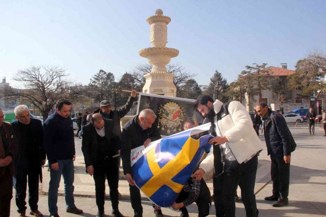 İ̇sveç’te Kur’an-ı Kerim’in Yakılmasını Erzincanlı Gençler İ̇sveç Bayrağını Yakarak Protesto Etti