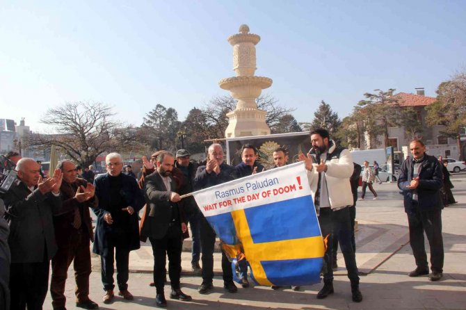 İ̇sveç’te Kur’an-ı Kerim’in Yakılmasını Erzincanlı Gençler İ̇sveç Bayrağını Yakarak Protesto Etti