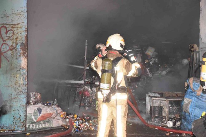 İ̇zmir’de Geri Dönüşüm Atölyesinde Korkutan Yangın