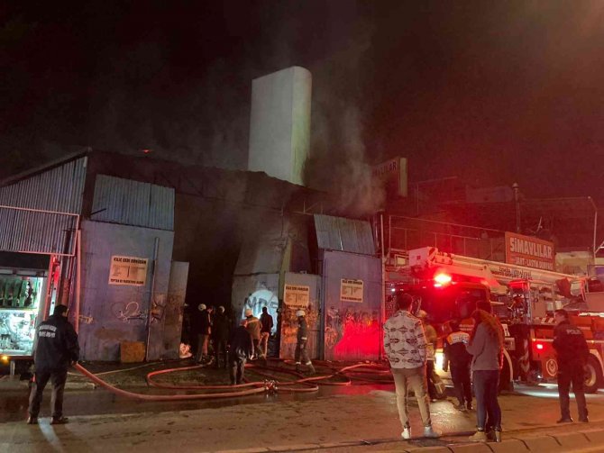 İ̇zmir’de Geri Dönüşüm Atölyesinde Korkutan Yangın