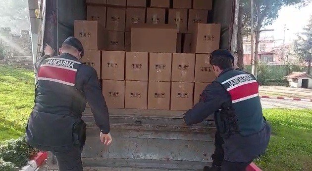İ̇zmir’de 2 Milyon Doldurulmuş Makaron Ele Geçirildi
