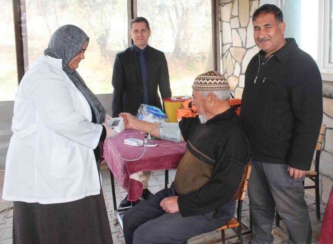 Köylerde Kapı Kapı Dolaşıp Sağlık Taraması Yapıyorlar