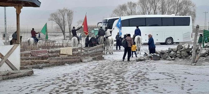 Karslı Turistleri Ciritçiler Atlarla Karşılıyor