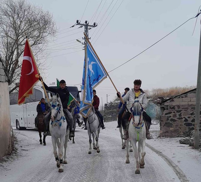 Karslı Turistleri Ciritçiler Atlarla Karşılıyor