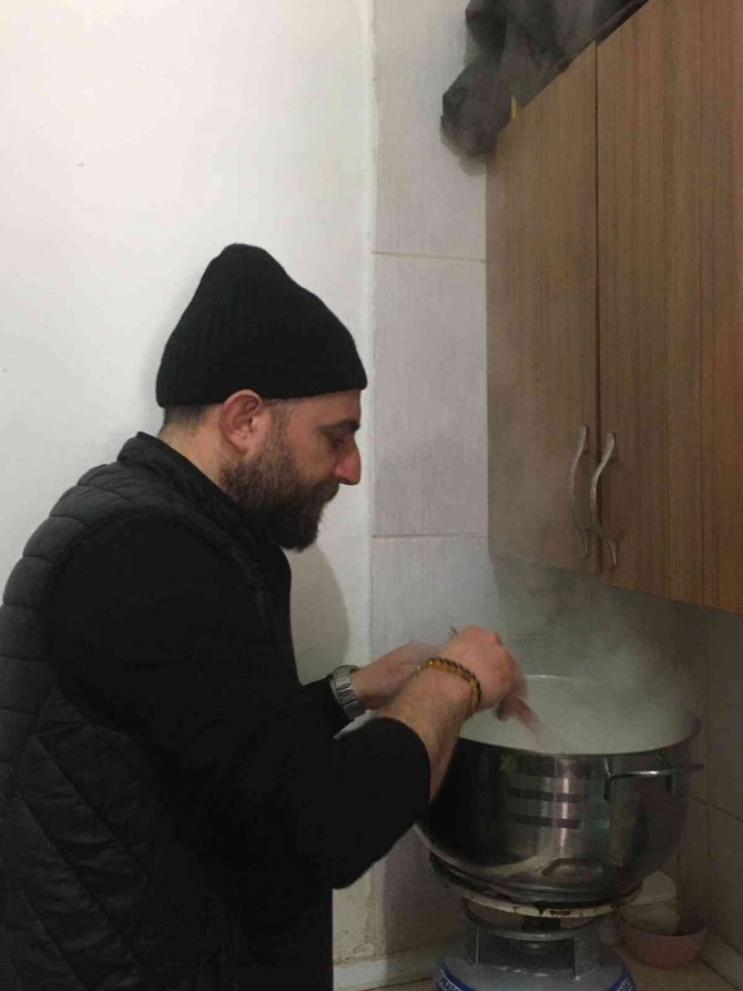 Dedesinin 50 Yıllık Mesleğini Yaşatıyor, Topladığı Saleplerle Kış Mevsiminde İçleri Isıtıyor