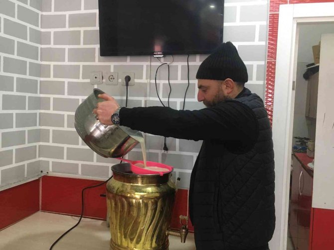 Dedesinin 50 Yıllık Mesleğini Yaşatıyor, Topladığı Saleplerle Kış Mevsiminde İçleri Isıtıyor