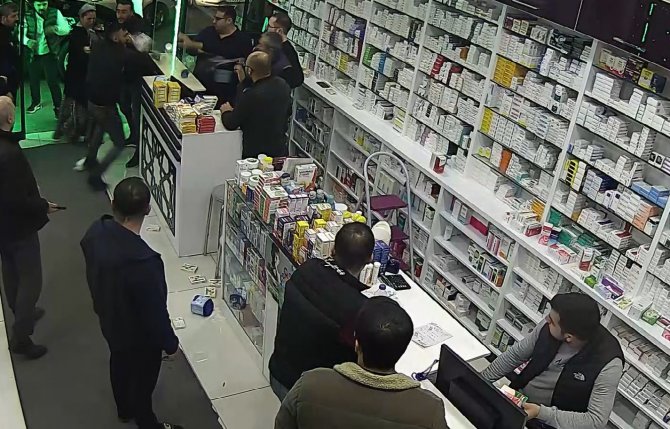 "Sıra Beklemem" Dedi, Eczaneyi Dağıttı
