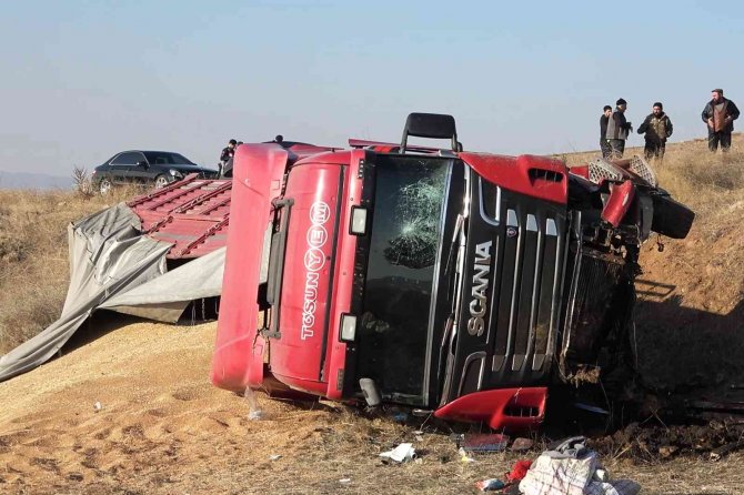 Tır Devrildi, Tonlarca Buğday Etrafa Saçıldı: 1 Yaralı