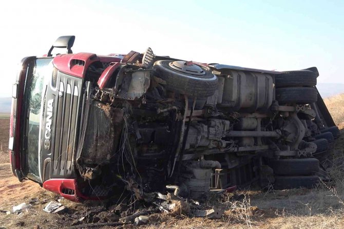 Tır Devrildi, Tonlarca Buğday Etrafa Saçıldı: 1 Yaralı