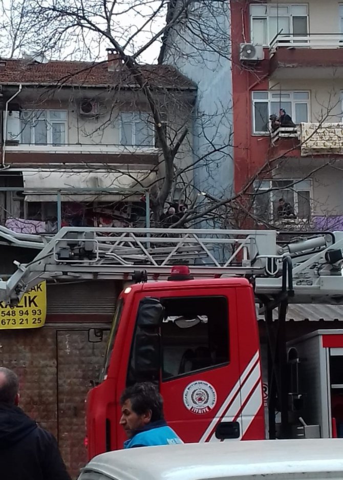 Budadığı Ceviz Ağacında Fenalaşan Vatandaşı İtfaiye Ekipleri Kurtardı