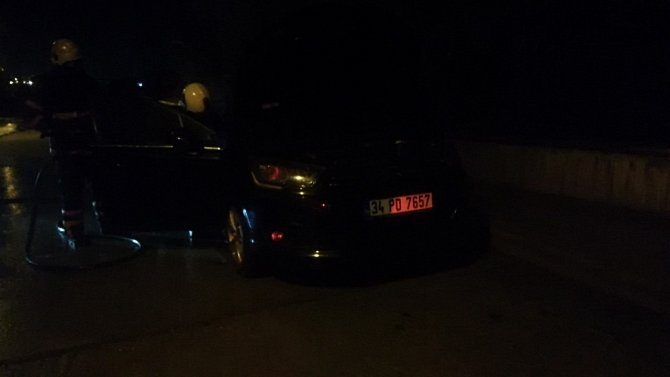 Park Halindeki Otomobil Alev Topuna Döndü