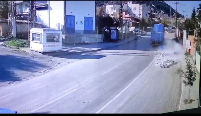 Kamyonda Halat Koptu, Betonlar Yola Savruldu