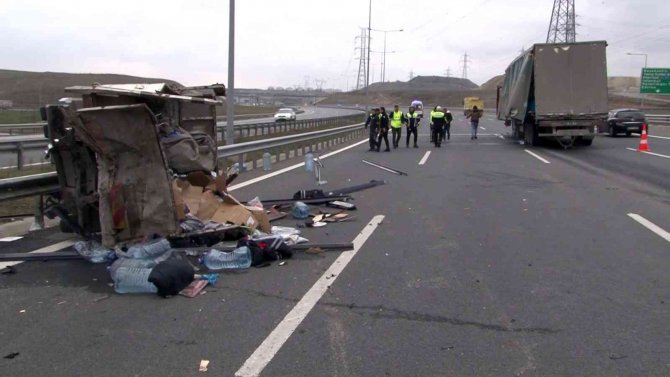 Sultangazi Kuzey Marmara Otoyolu’nda Tır, Ani Fren Yapan Kamyona Çarptı: 1 Yaralı