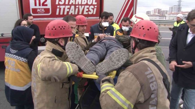 Sultangazi Kuzey Marmara Otoyolu’nda Tır, Ani Fren Yapan Kamyona Çarptı: 1 Yaralı