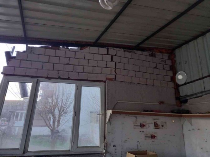 Aydın’da İş Yerine Dalan Araç Kazasının Güvenlik Kamera Görüntüleri Ortaya Çıktı
