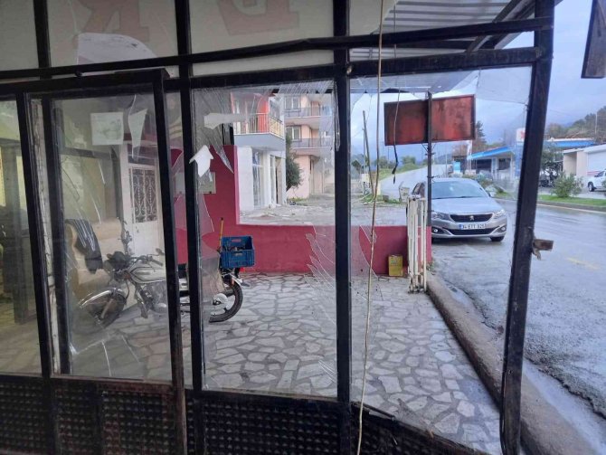 Aydın’da İş Yerine Dalan Araç Kazasının Güvenlik Kamera Görüntüleri Ortaya Çıktı
